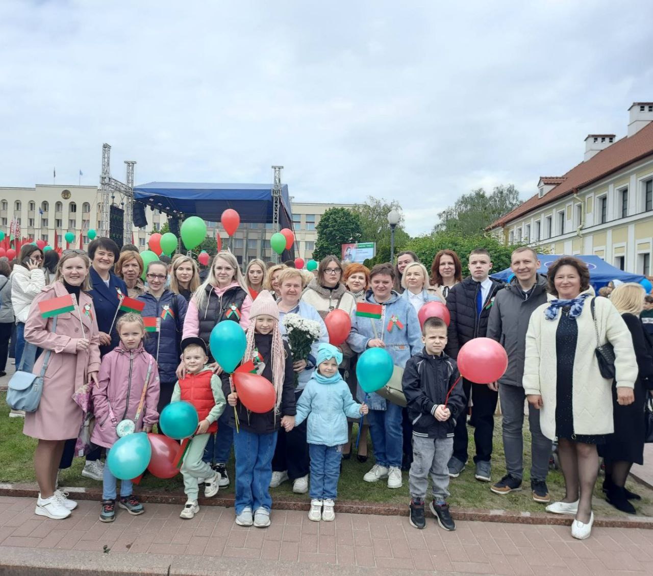 Возложение цветов к монументу Победы